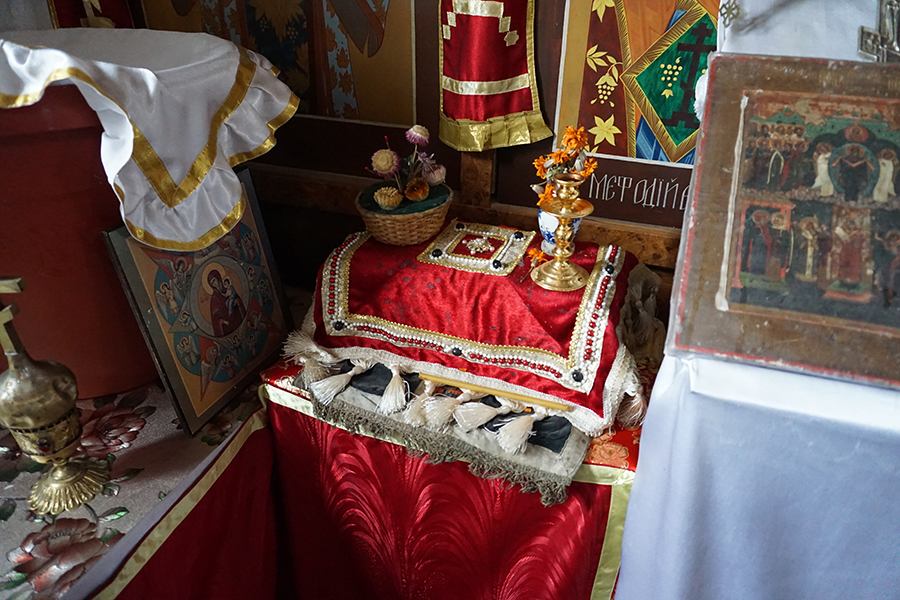 Мощи епископа Мефодия в храме Петра и Павла в Якутске